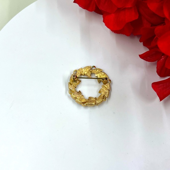 Cute and Minimalist Micro Wreath Brooch with Crystal Accents - Picture 3 of 5